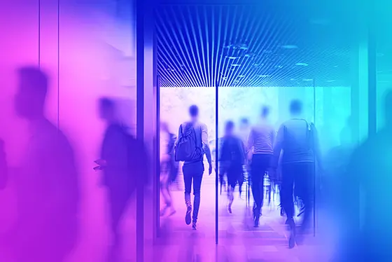 Image floue de personnes se déplaçant dans un bureau