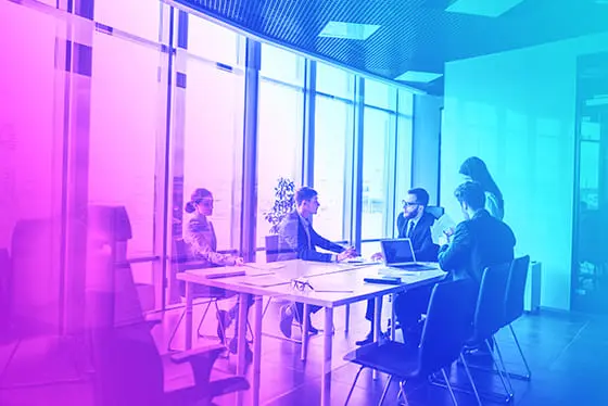 Équipe travaillant ensemble dans un bureau moderne, atour de la pédagogie d'un projet